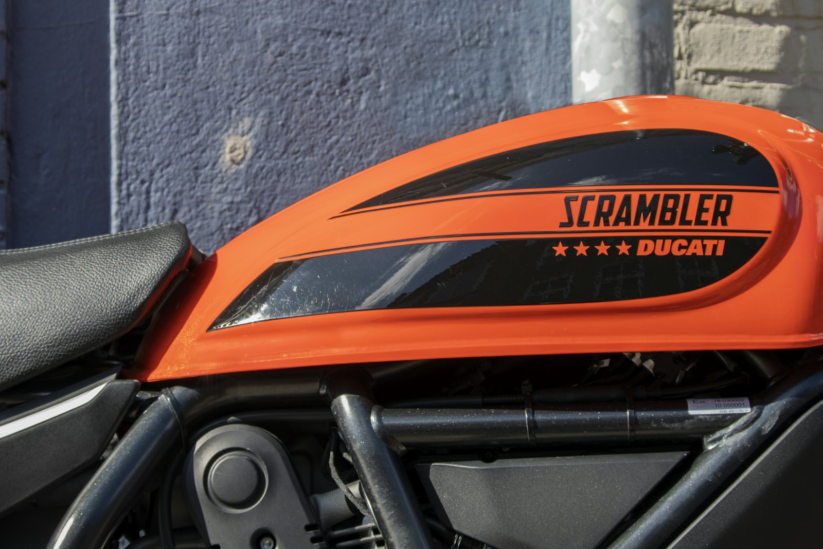 Orange lackierter Motorradtank mit tiefem Glanz