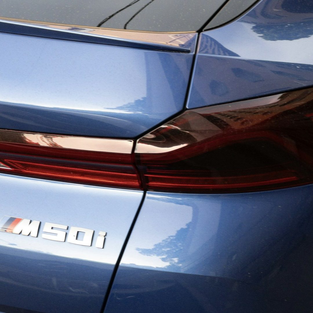 Detailaufnahme der makellosen Heckpartie eines blauen BMW